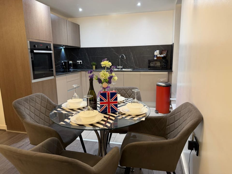 Kitchen or kitchenette, Dining area