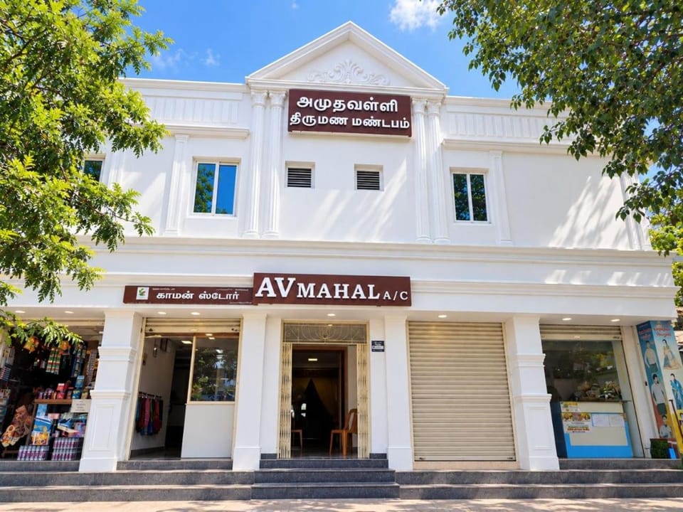 AV Deluxe Rooms at Amudhavalli Mahal Inn in Madurai
