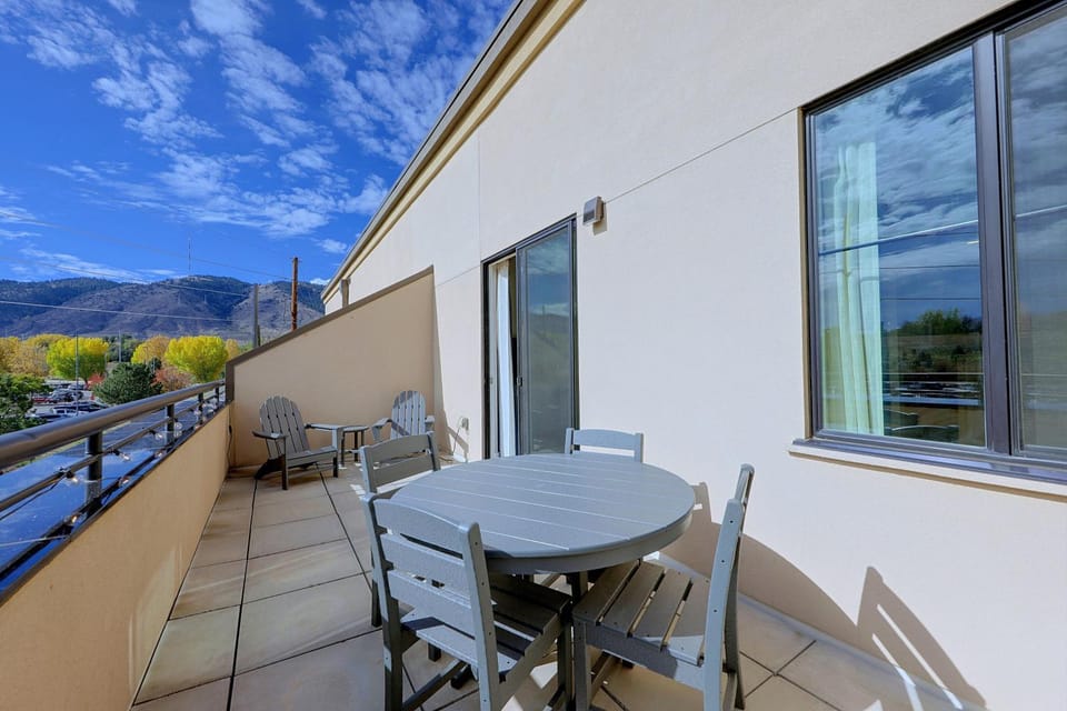 1 Mi to Dtwn Golden: Colorful, Private Balcony Apartment in Golden