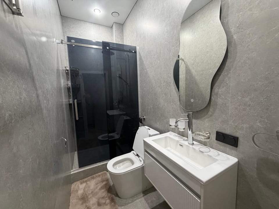 Toilet, towels