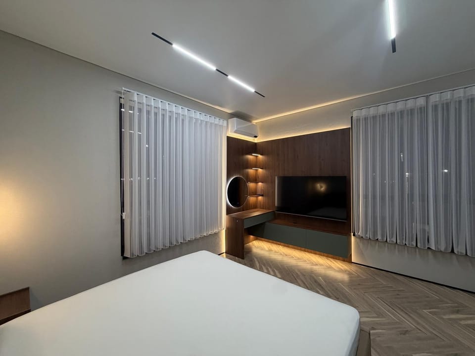 Bed, TV and multimedia, Photo of the whole room, Bedroom