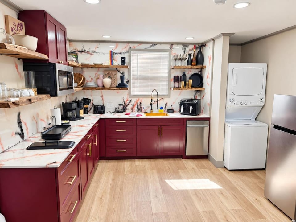 Coffee/tea facilities, Kitchen or kitchenette, washing machine, dryer
