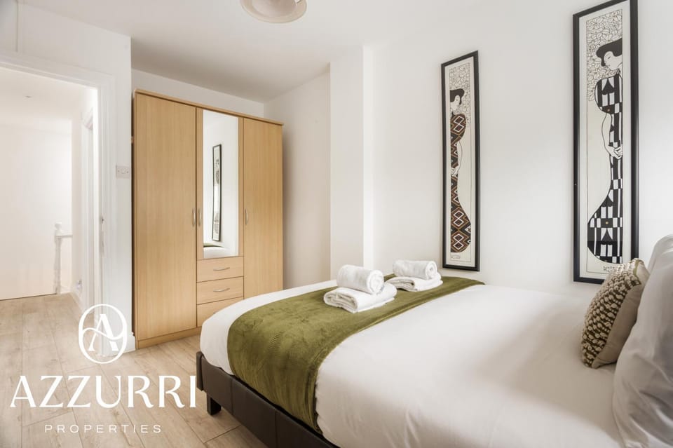 Bed, Photo of the whole room, Bedroom, towels, wardrobe