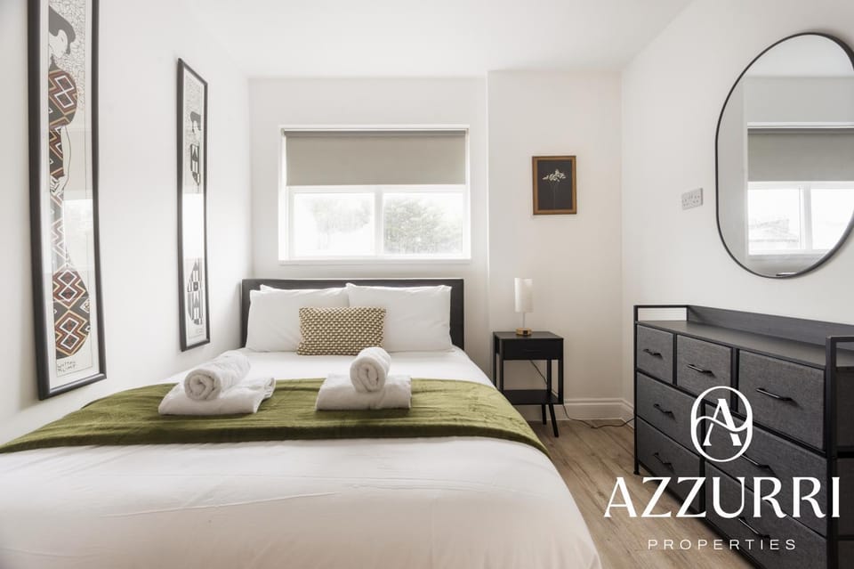 Bed, Photo of the whole room, Bedroom, Text overlay, towels