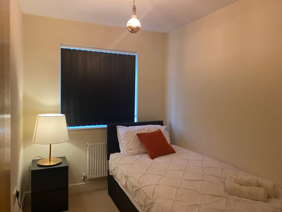 Bed, Photo of the whole room, Bedroom, internet