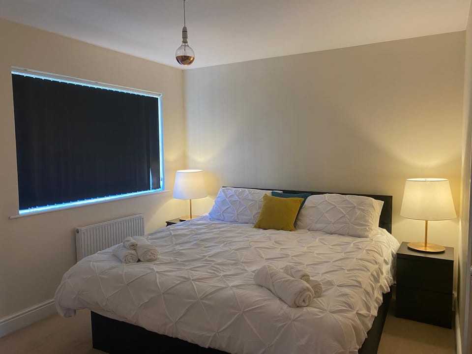 Bed, Bedroom, towels