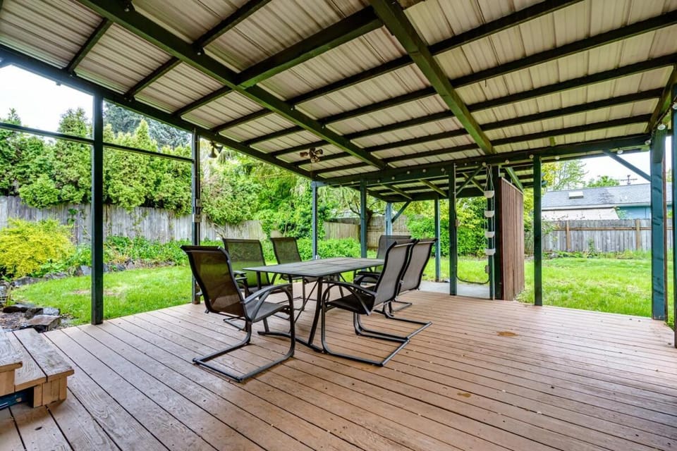 Central Home Covered Deck Near Whiteaker District House in Eugene