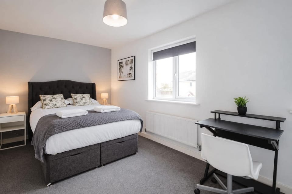 Comfortable 4 Bedroom House With Free Parking House in Coventry