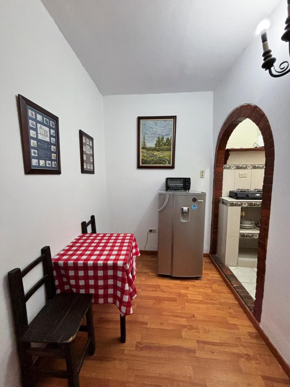 Kitchen or kitchenette, minibar
