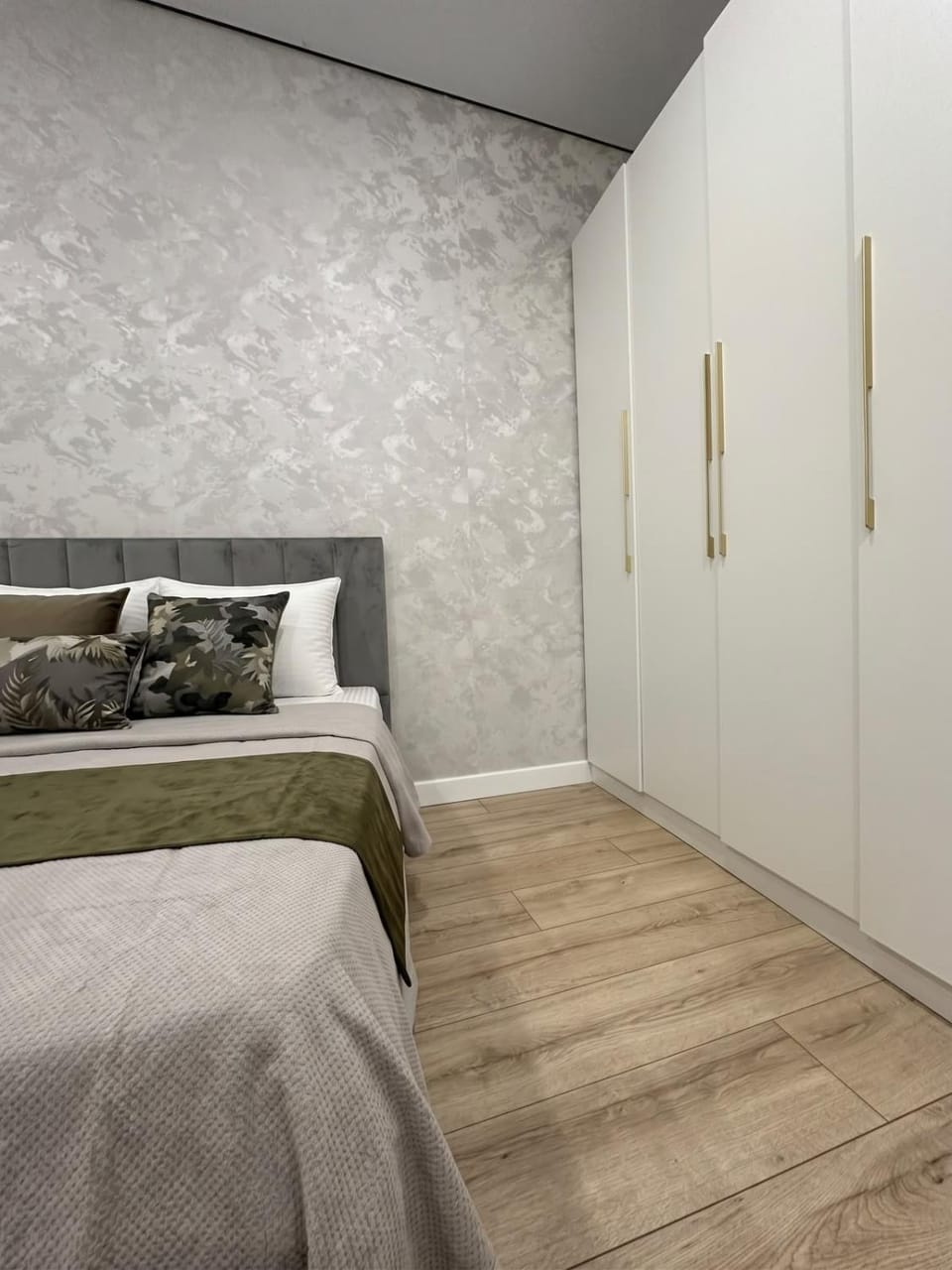 Photo of the whole room, Bedroom, wardrobe