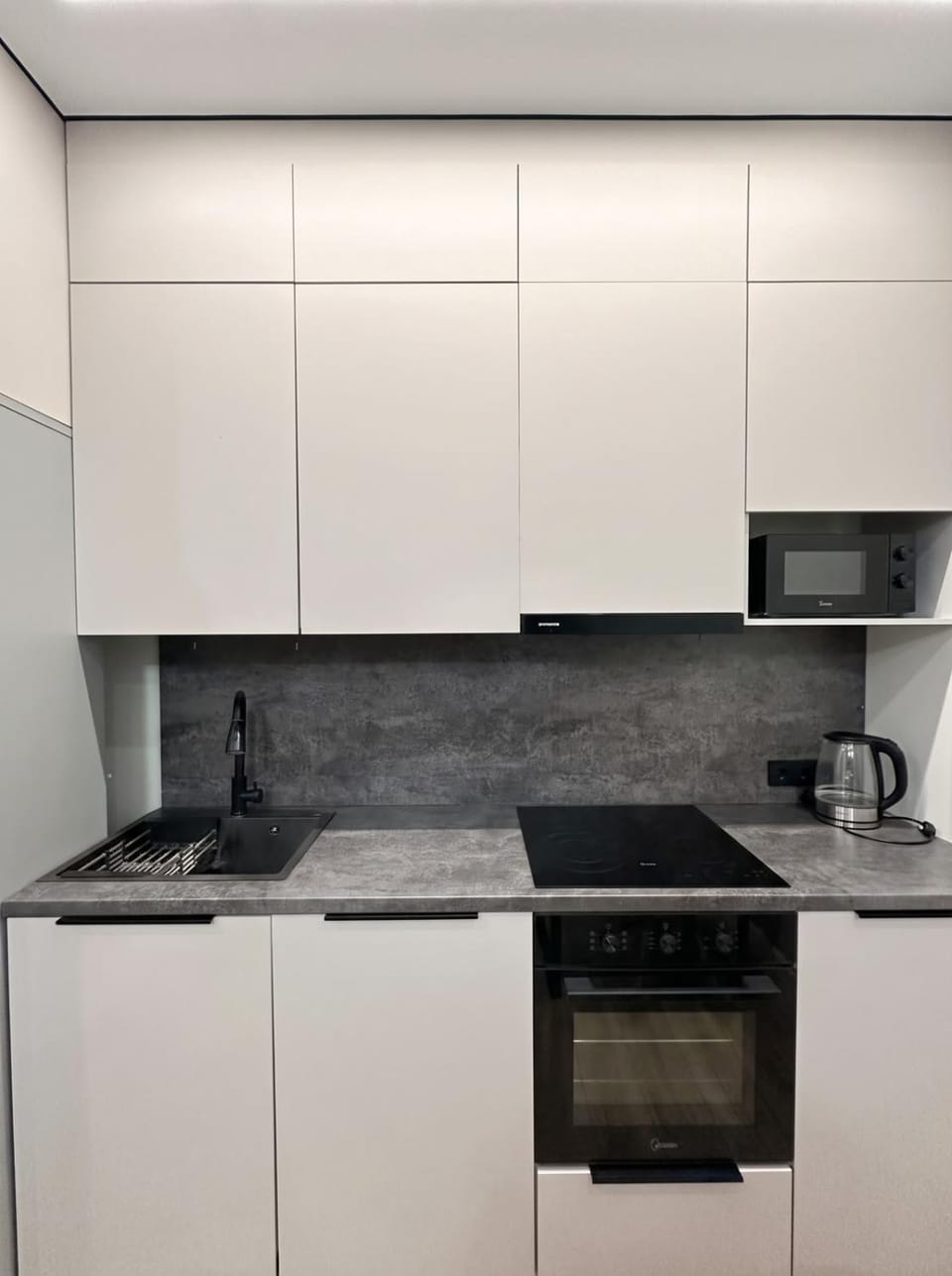 Coffee/tea facilities, Kitchen or kitchenette, stove