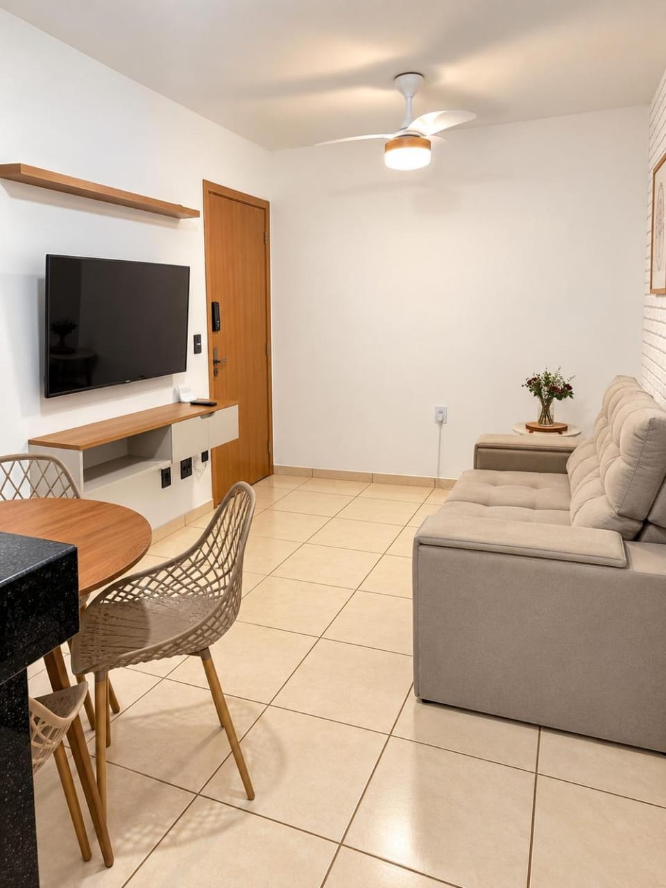 Communal lounge/ TV room, TV and multimedia, Living room, Seating area, Dining area, Evening entertainment