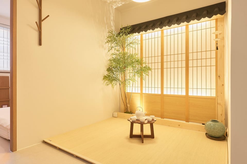 Photo of the whole room, Seating area