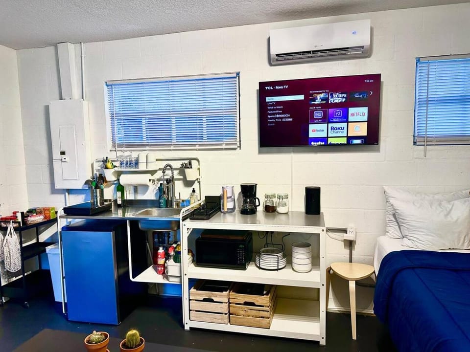 Modern Studio w/ Private Bath, Fast Wi-Fi, Laundry Bed and Breakfast in Zephyrhills