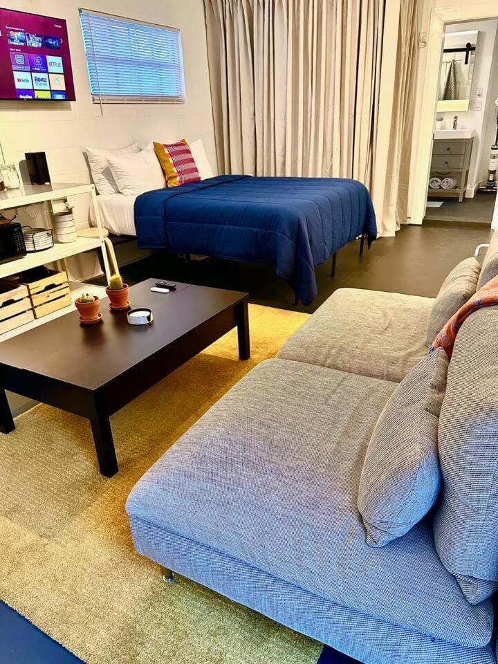 Modern Studio w/ Private Bath, Fast Wi-Fi, Laundry Bed and Breakfast in Zephyrhills