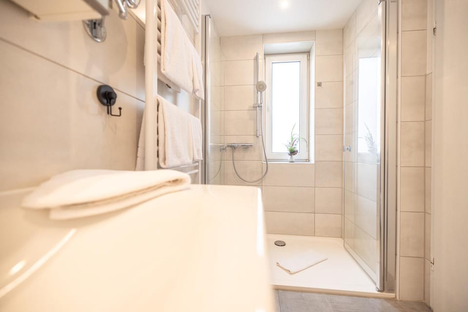 Shower, Bathroom, towels