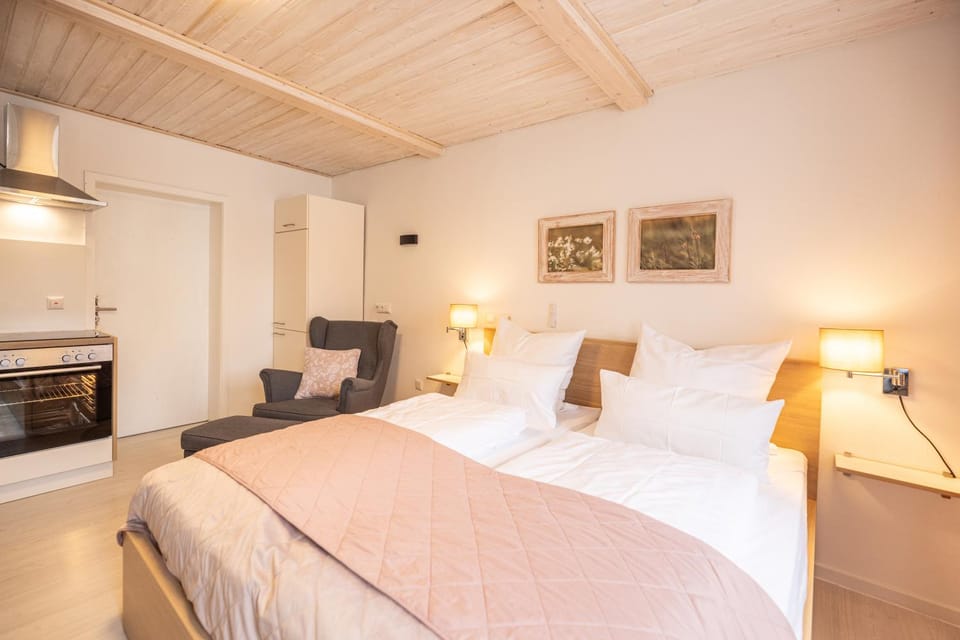 Bed, Kitchen or kitchenette, Photo of the whole room, Bedroom