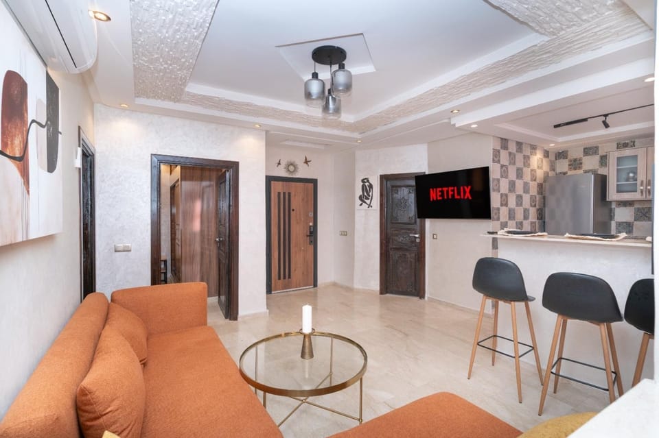 Communal lounge/ TV room, TV and multimedia, Living room, Seating area, air conditioner