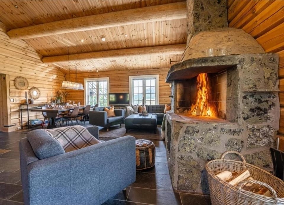 Exclusive log cabin spa with Jacuzzi & outdoor sauna ski in & out Cabin in Innlandet