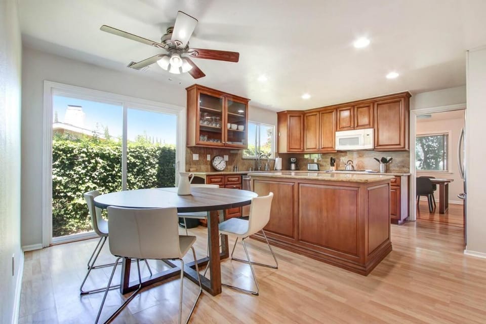 Open & airy, mid-century ranch home with views! House in Woodland Hills