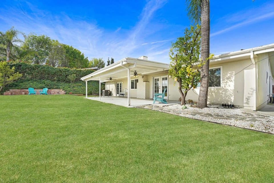Open & airy, mid-century ranch home with views! House in Woodland Hills