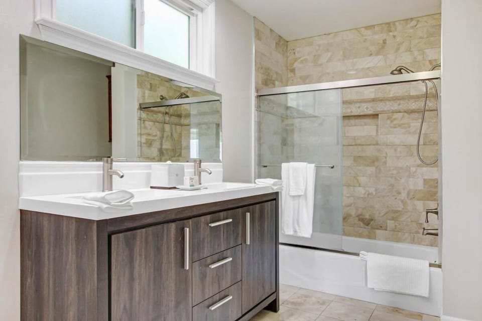 Open & airy, mid-century ranch home with views! House in Woodland Hills