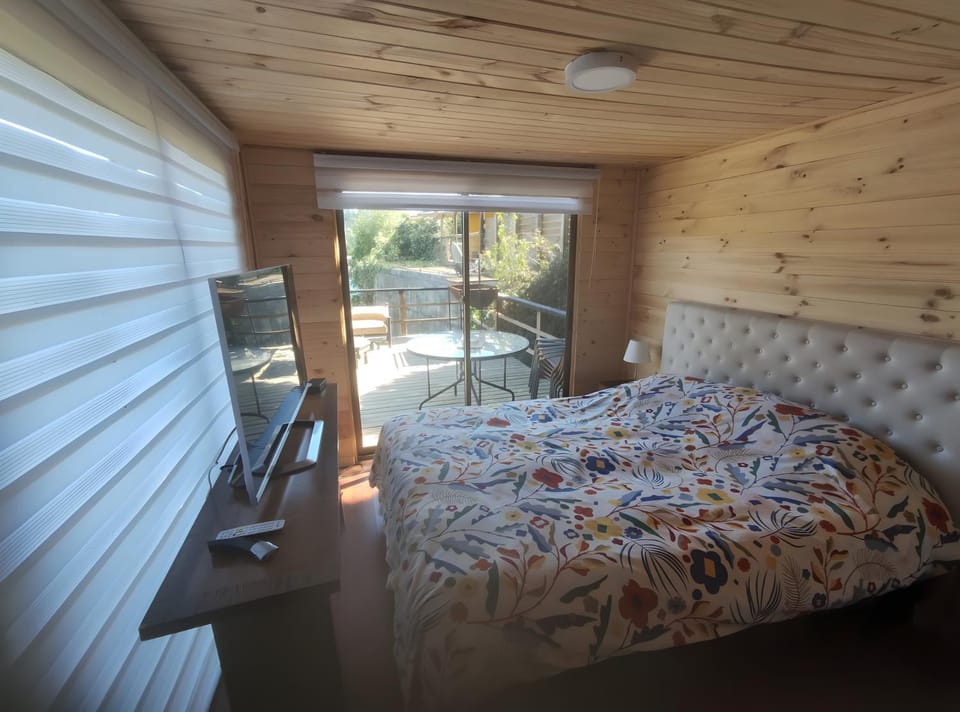TV and multimedia, Photo of the whole room, Bedroom