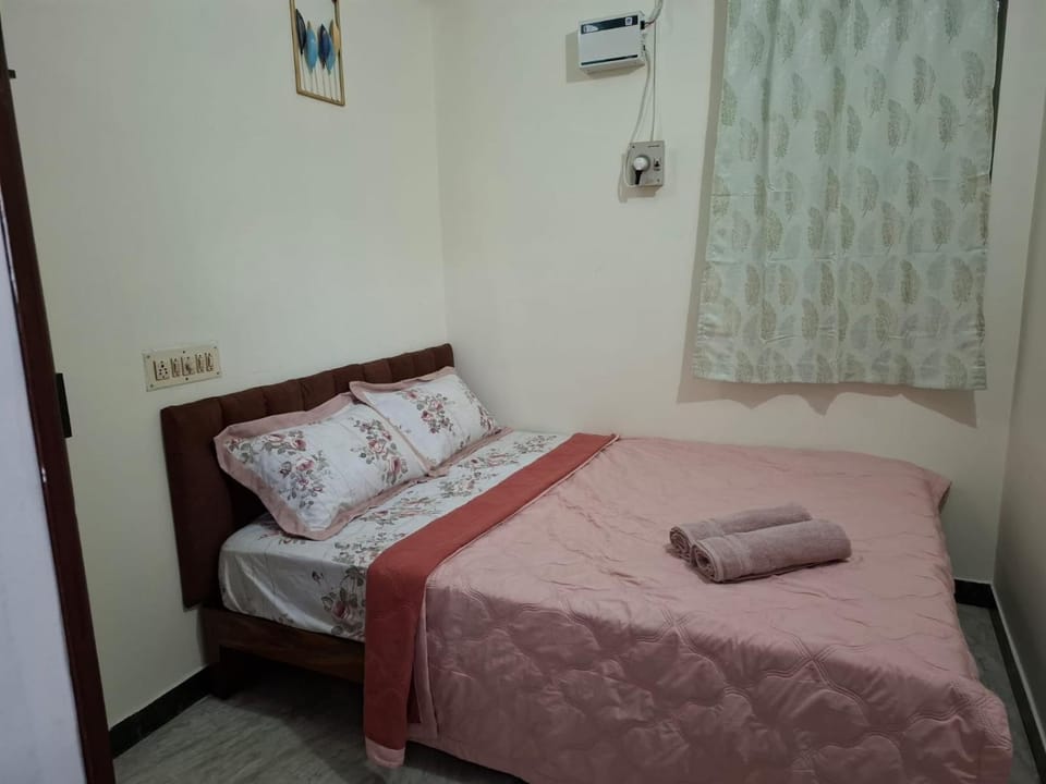 Bed, Photo of the whole room, Bedroom, towels, air conditioner