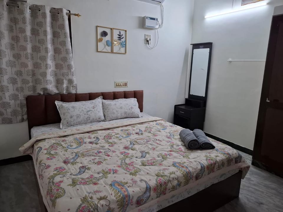 Bed, Photo of the whole room, Bedroom, wardrobe, air conditioner