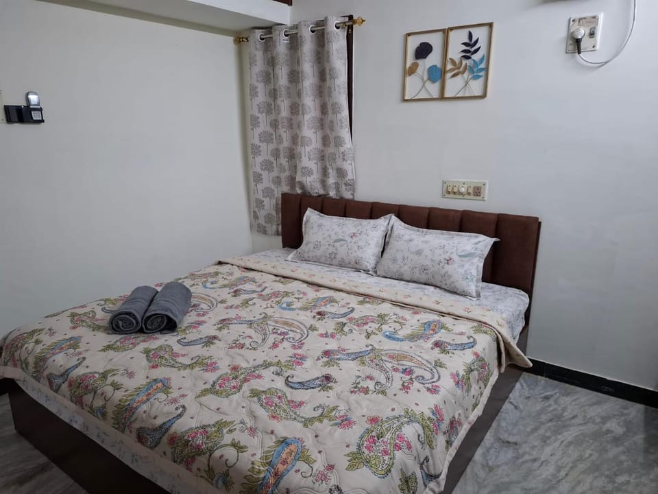 Bed, Photo of the whole room, Bedroom, towels, air conditioner