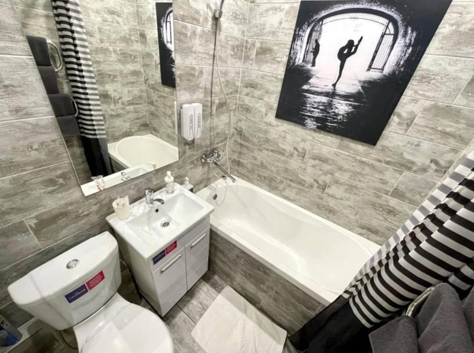Интернациональная 57, Светящееся зеркало в пол, Центр города, ТД Тайга Apartment in Kazakhstan