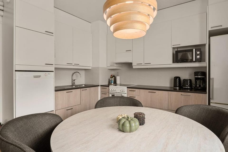 Spacious Design Apartment, City Center, Free Parking, 65 TV & Games Apartment in Rovaniemi