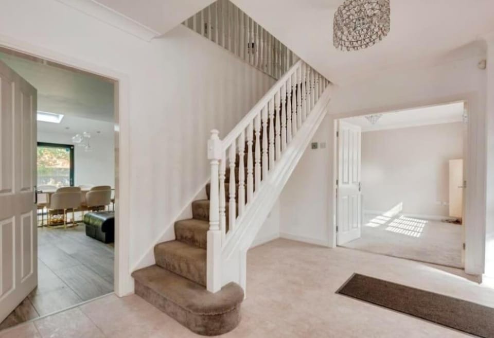 Large spacious house, suitable for corporate stays House in Widnes