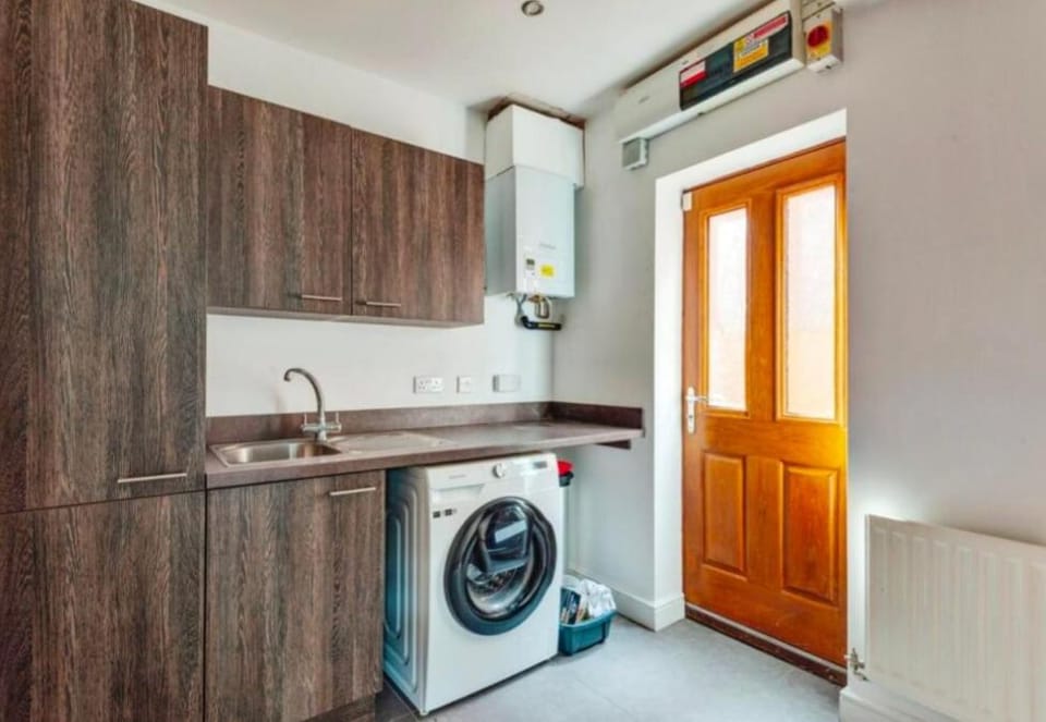 Large spacious house, suitable for corporate stays House in Widnes