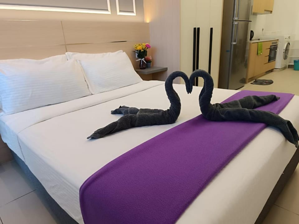 Bed, Photo of the whole room, Bedroom, towels