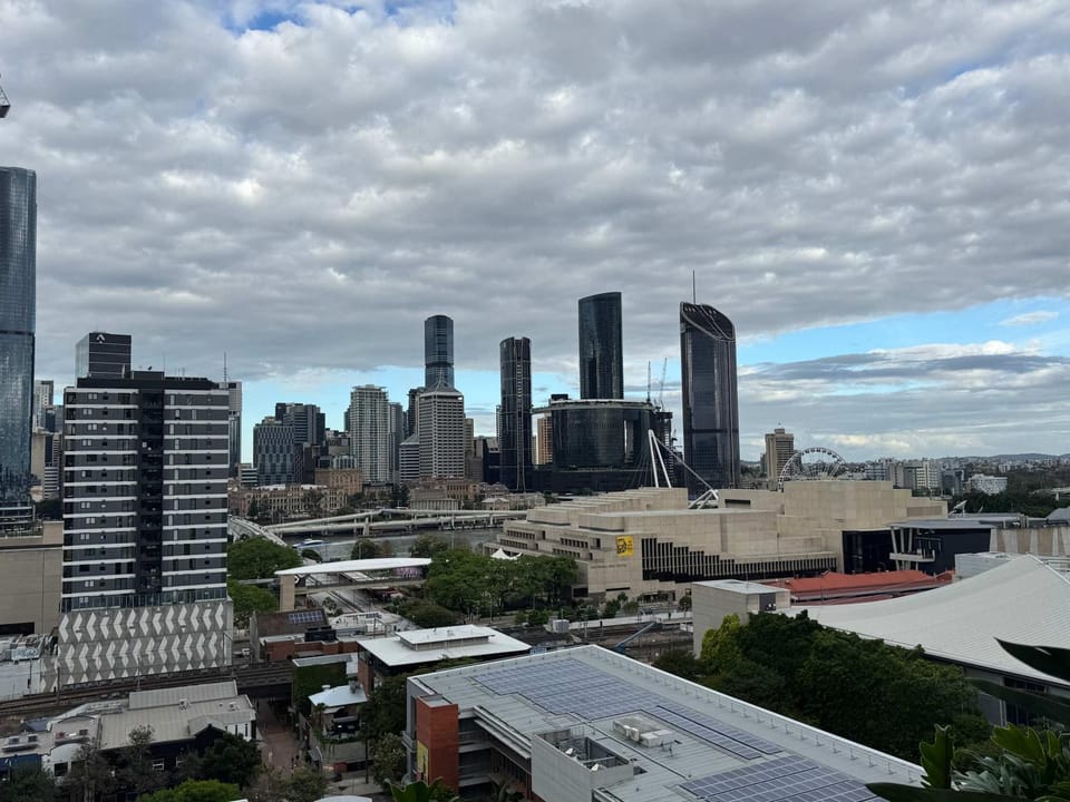 Modern 2BR with Balcony Pool Spa & City Views Apartment in Brisbane City