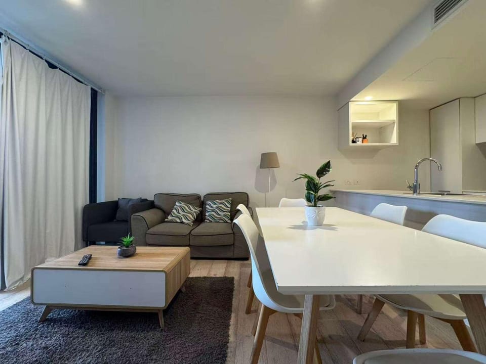 Modern 2BR with Balcony Pool Spa & City Views Apartment in Brisbane City