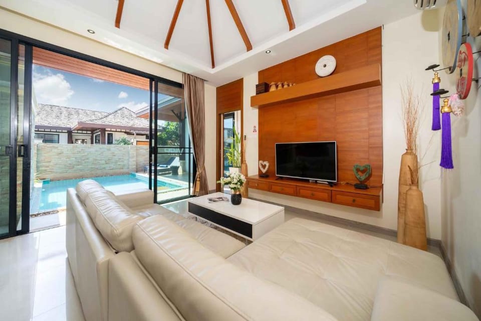 Communal lounge/ TV room, Living room, Pool view, air conditioner