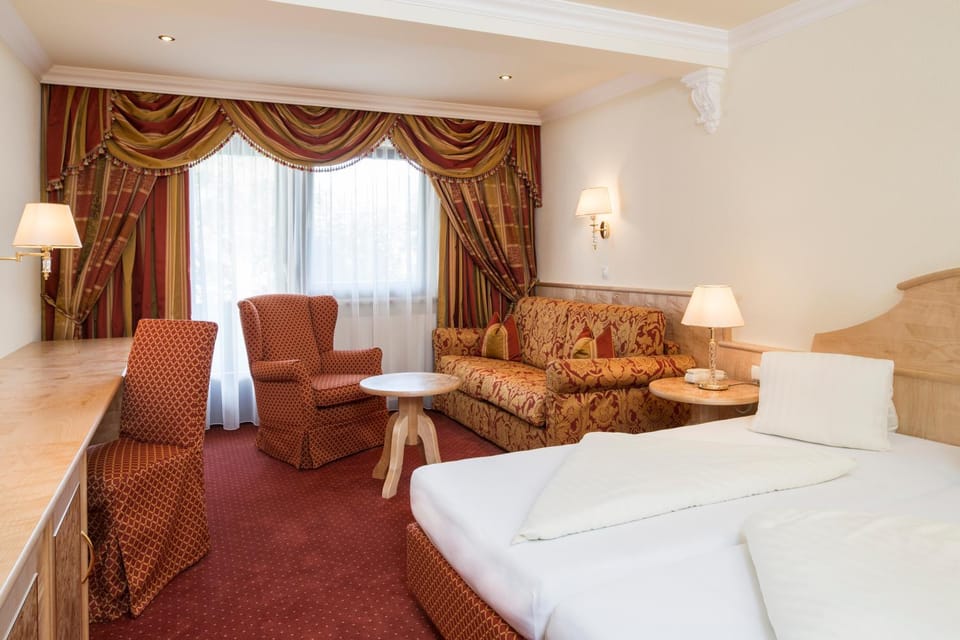 Bed, Seating area