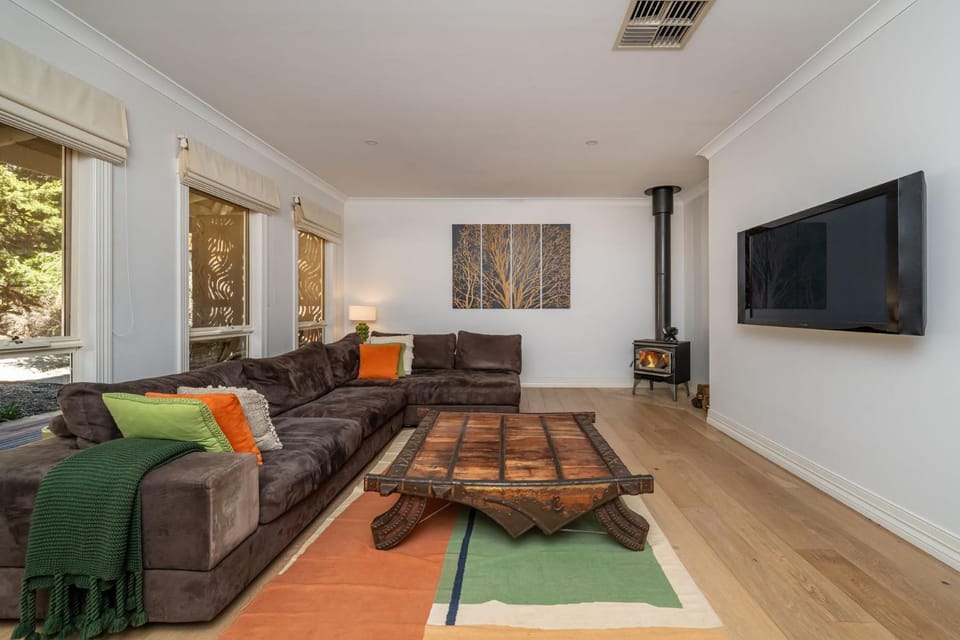 Communal lounge/ TV room, TV and multimedia, Living room, Seating area, Evening entertainment