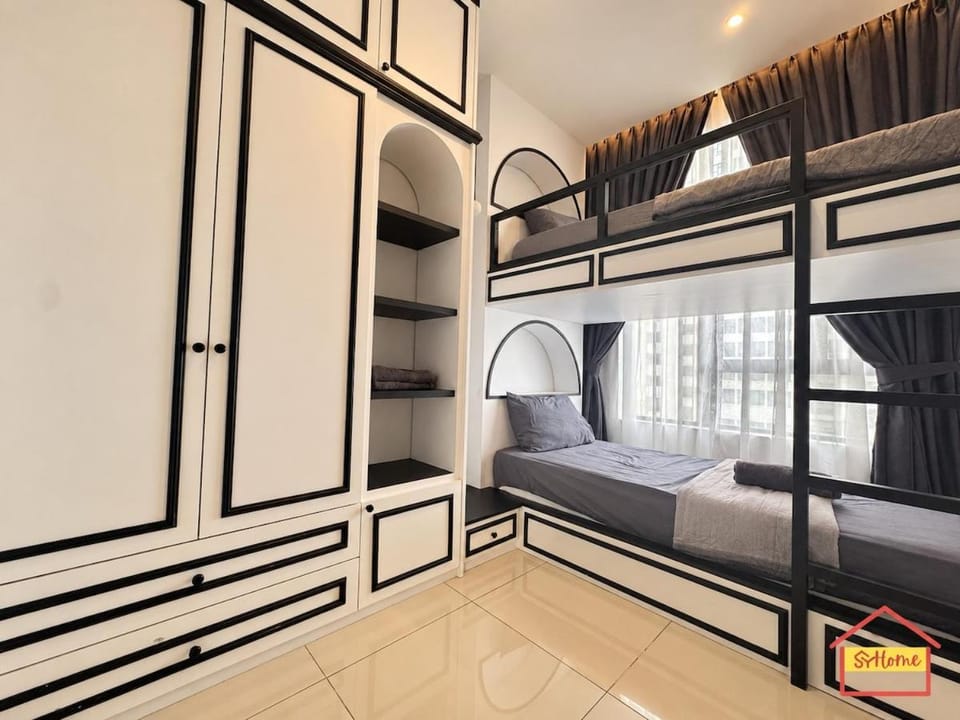 Bedroom, bunk bed