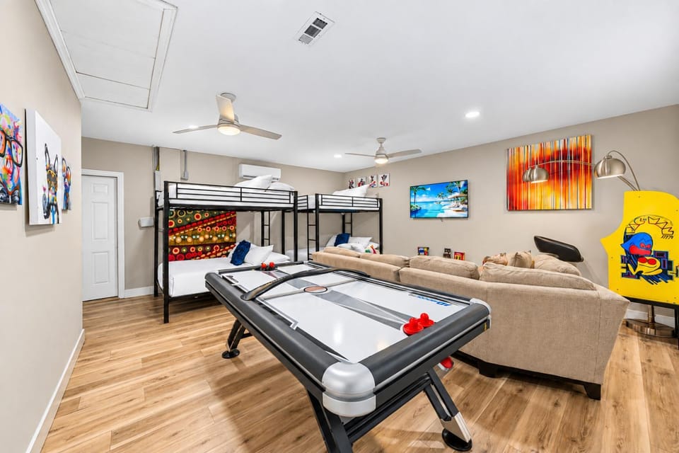 Imperial Oasis 3BR Waterfront Pool & Spa House in Town N Country