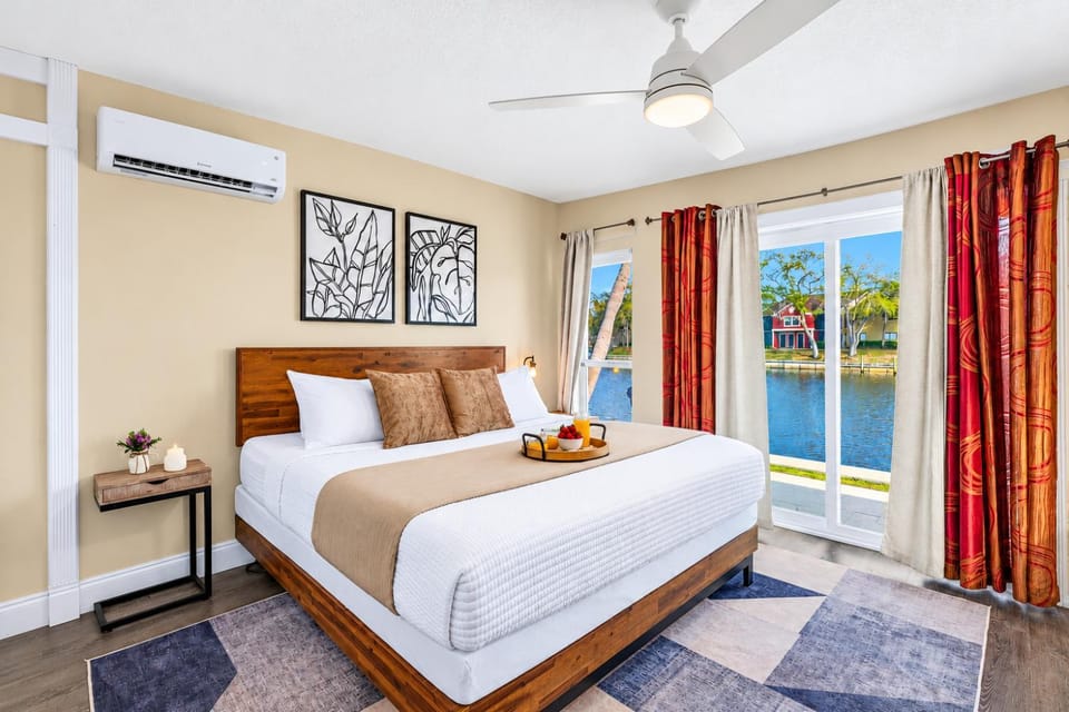 Imperial Oasis 3BR Waterfront Pool & Spa House in Town N Country