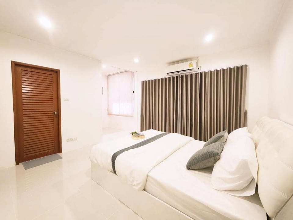 Villa 4BR Spacious Retreat near MRT & Chatuchak Apartment in Bangkok