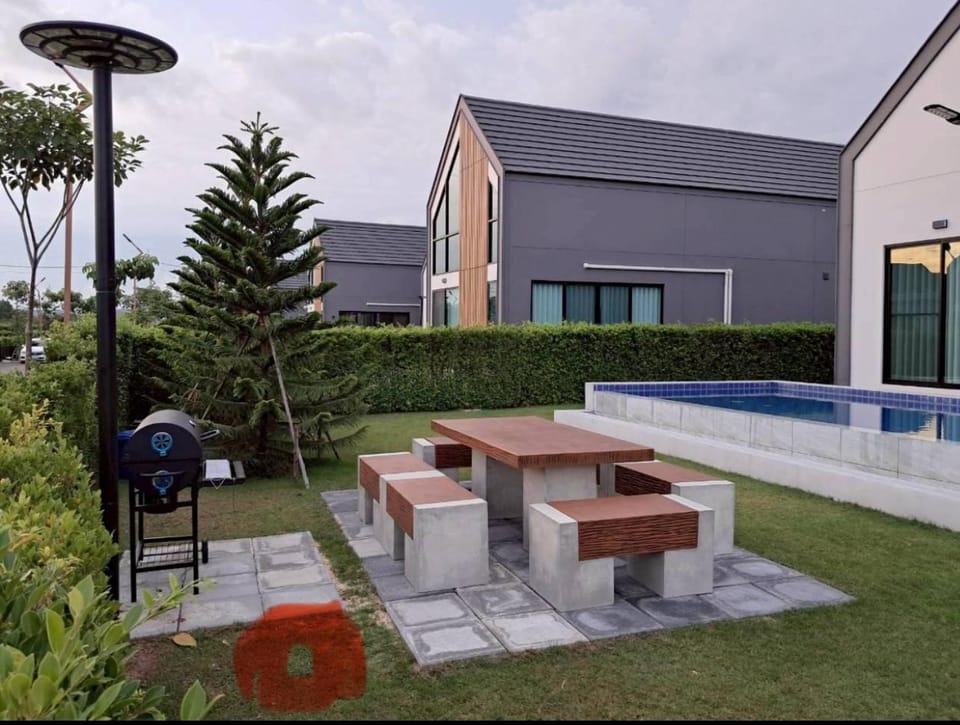 Patio, Day, Garden, Dining area, Swimming pool, Swimming pool