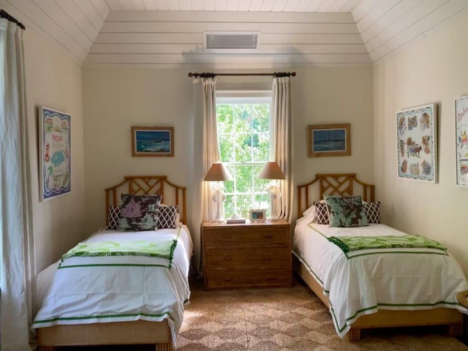 Windwhistle Villa Luxury Harbourfront Estate Villa in High Wycombe