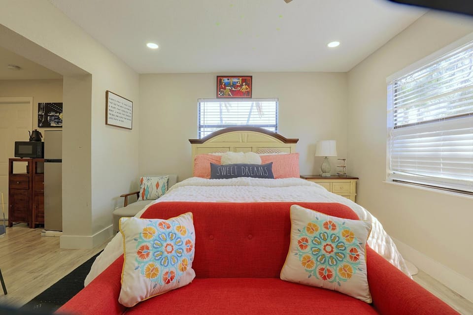 7 Mi to Jensen Beach! Romantic Retreat Suite Apartment in Port Saint Lucie