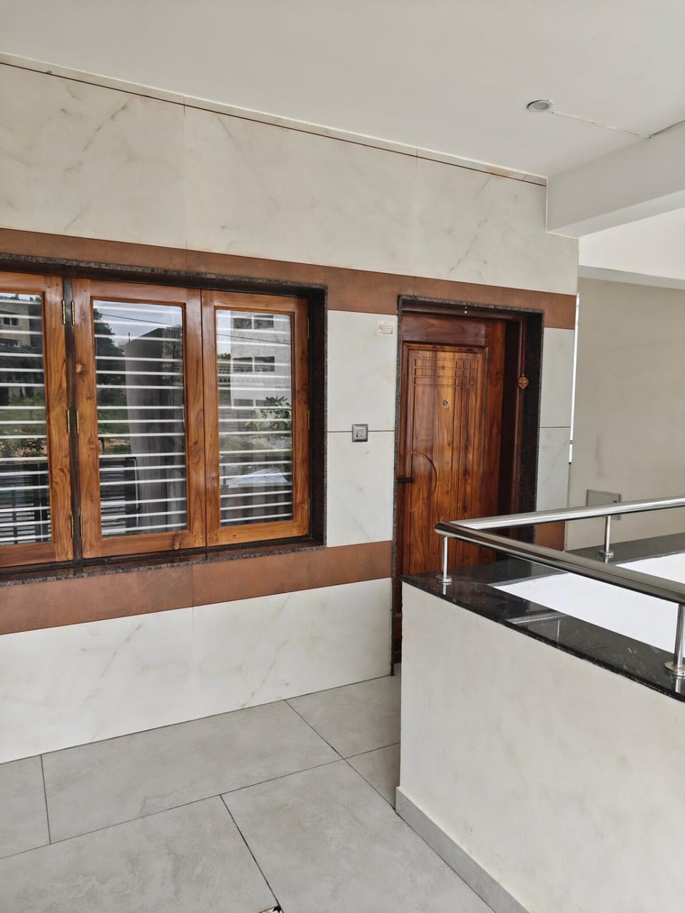 Chic & Cozy Urban Haven Dedicated Work Desk &Wi-Fi Apartment in Mysuru
