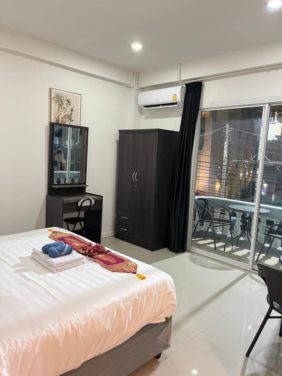 Photo of the whole room, air conditioner