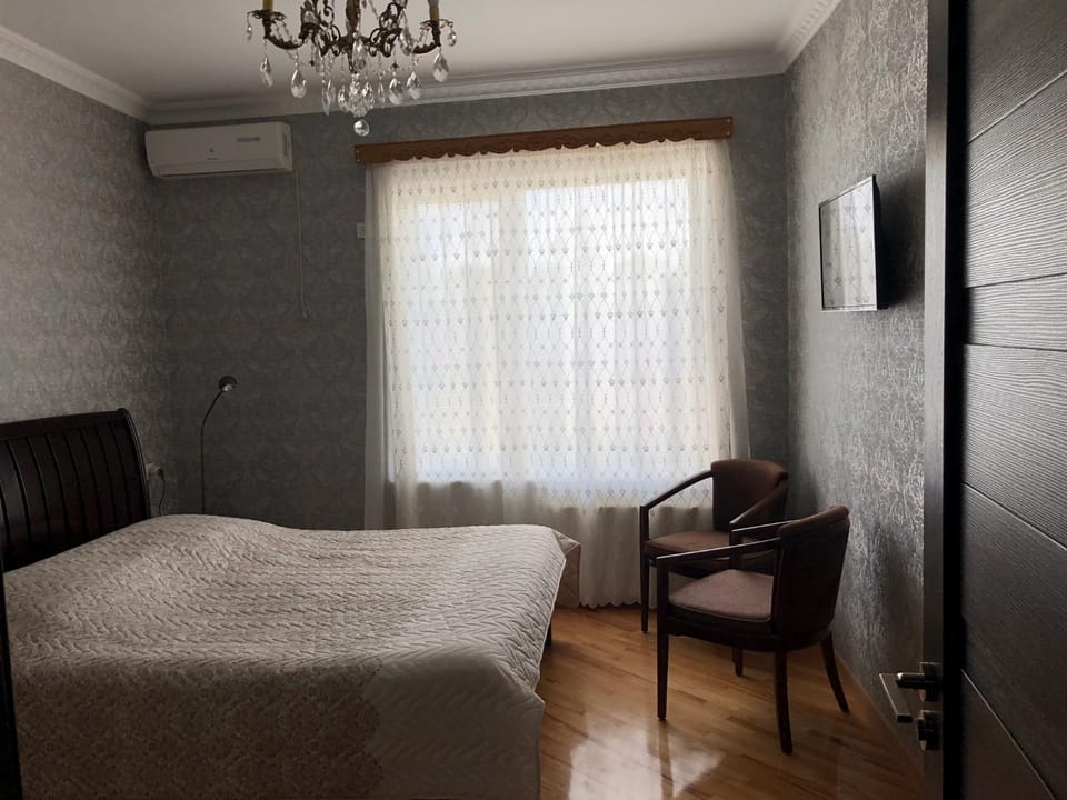 Property building, Bed, TV and multimedia, Living room, Photo of the whole room, Seating area, Bedroom, air conditioner